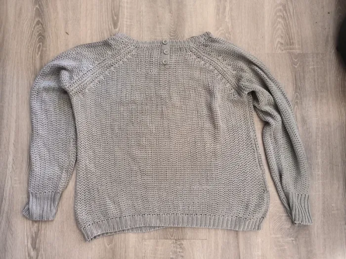 Pull en maille gris a boutons - photo numéro 2