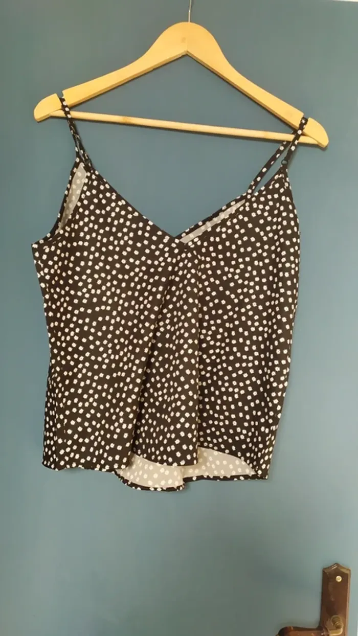 Top à bretelles de marque "SHEIN" de couleur noire avec fleurs blanches - photo numéro 2