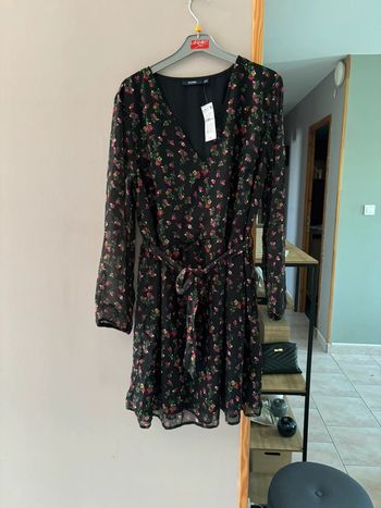 Robe à manches longues noire à fleurs violettes