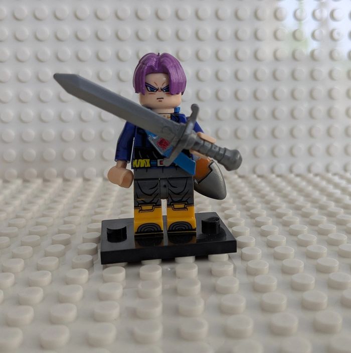 Figurine Dragon Ball : Trunks du futur avec l’épée de Tapion, style lego