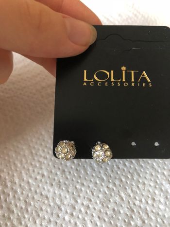 Boucles d’oreilles argentées avec des strass.