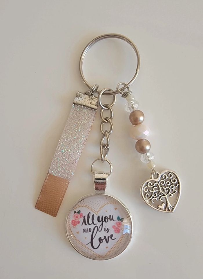 Cadeau amour st Valentin, porte clé message bijoux de sac " all you need is love"
