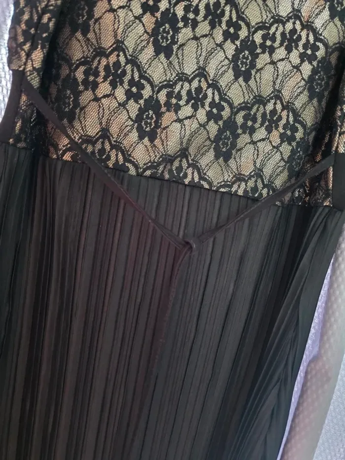 Robe noir avec dentelles - photo numéro 4