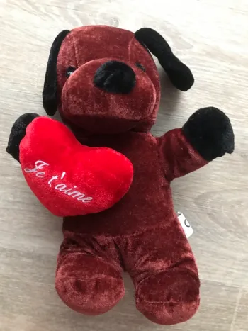 Chien en peluche neuve