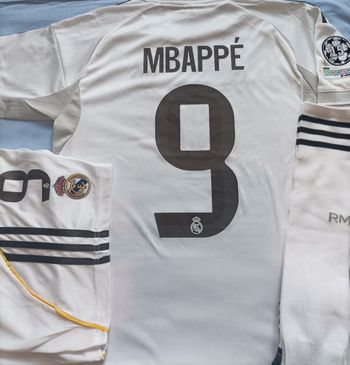 Mbappe kit complet taille 8 ans modèle 2026 Real de Madrid avec match
