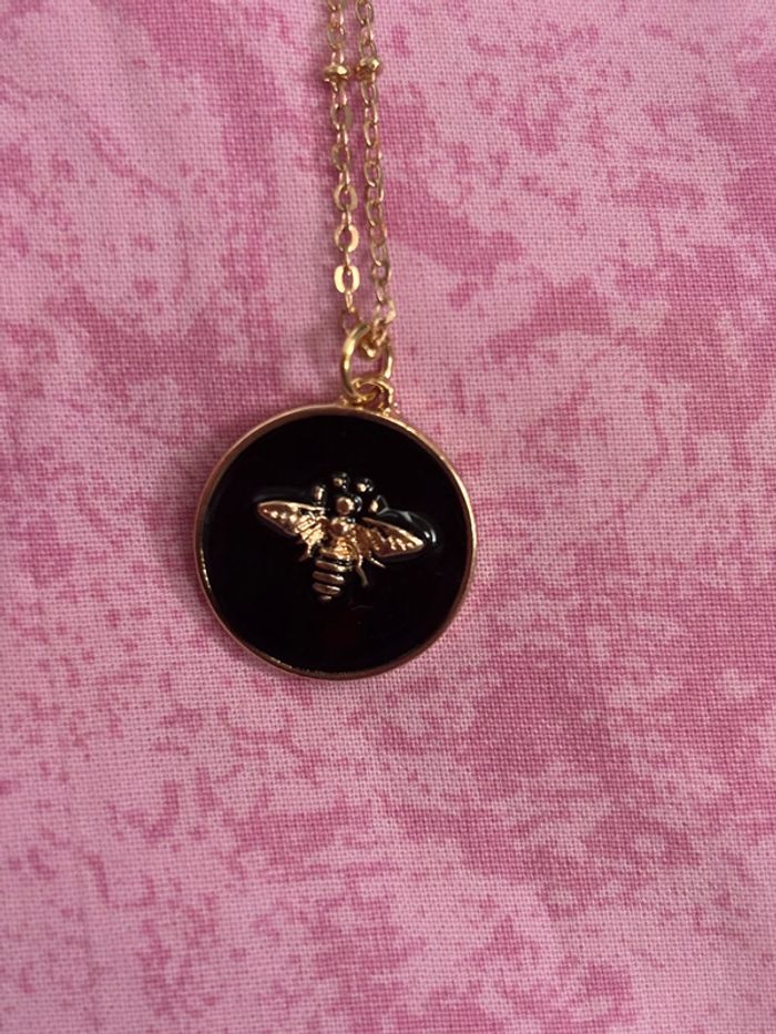 Pendentif abeille doré sur email noir monté sur chaîne courte dorée avec - photo numéro 3