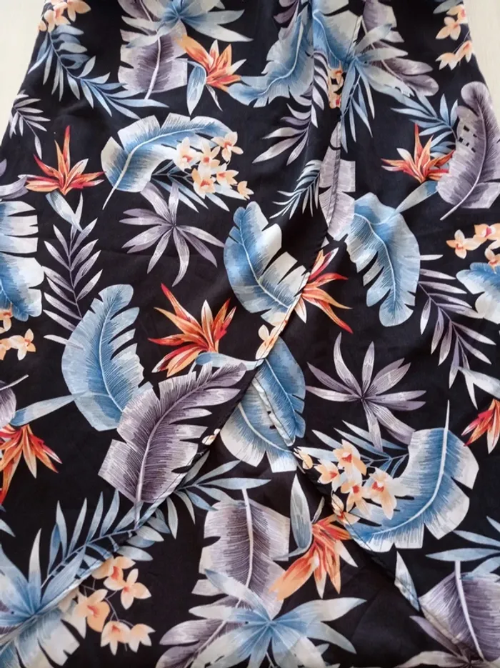 Robe noire longue imprimé fantaisie feuilles de couleurs épaules dénudées Vcode - photo numéro 4