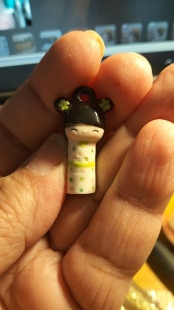 feve porcelaine 2014 poupee japonaise pendentif alcara kokeshi milan parot