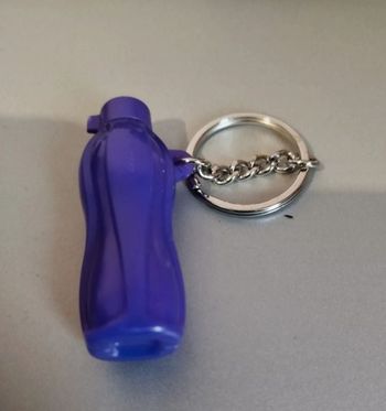 Porte-clé Tupperware en forme de bouteille violette