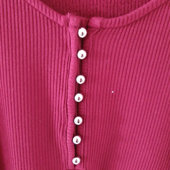 Très joli hait couleur bordeaux avec petits boutons taille XXL breal - photo numéro 2