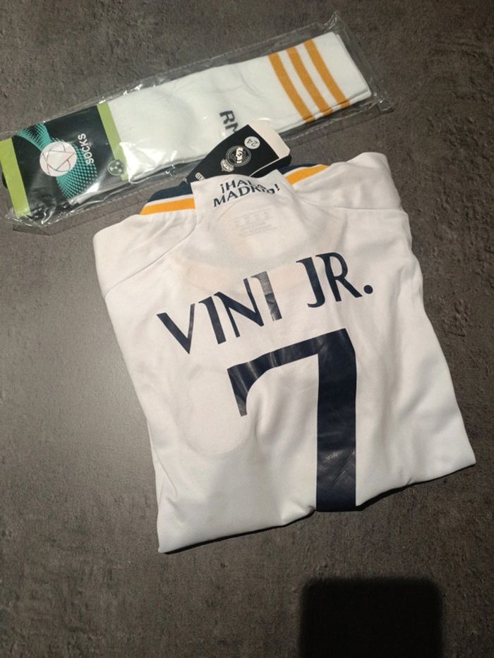 Tenue foot Real Madrid Vini Jr blanc. T.24 - photo numéro 4
