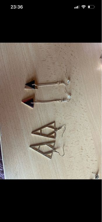 2 paires de boucles d’oreilles 