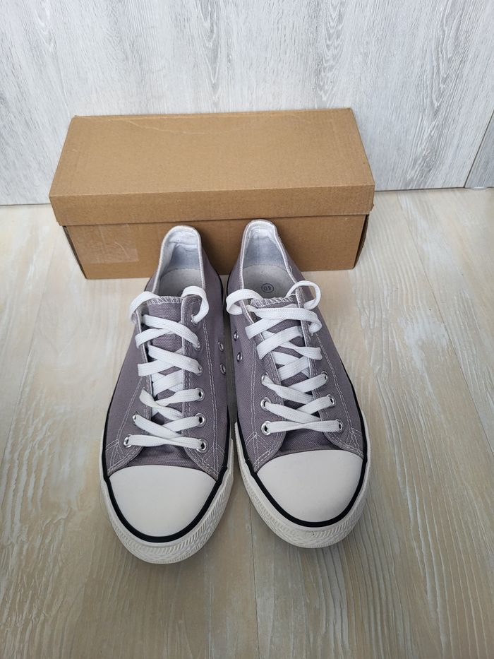 Baskets basses style converses pointure 40 - photo numéro 2