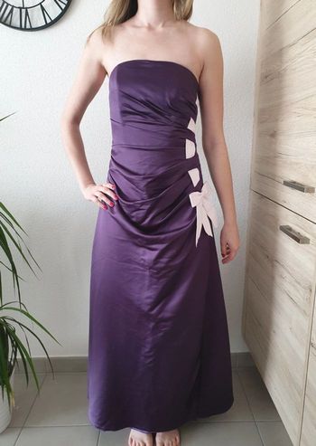 Robe couturiere pour cérémonie violette satinée