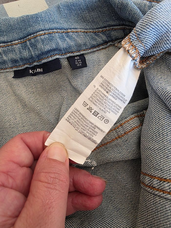 Veste en jean, bleu clair, en excellent état,2 poches poitrine, 2 poches latérales, largeur d'épaule 35cm, largeur sous bras 48cm, longueur 52cm, marque Kiabi =5€ - photo numéro 7