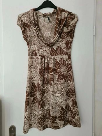 Jolie robe courte ou tunique Nafnaf indiquée taille S mais convient à un XS beige avec fleurs marron