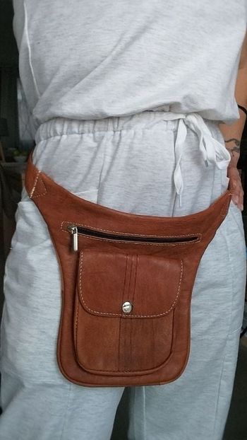 Pochette portée ceinture tout cuir Détails en photos Issu d'une boutique indépendante au Maroc