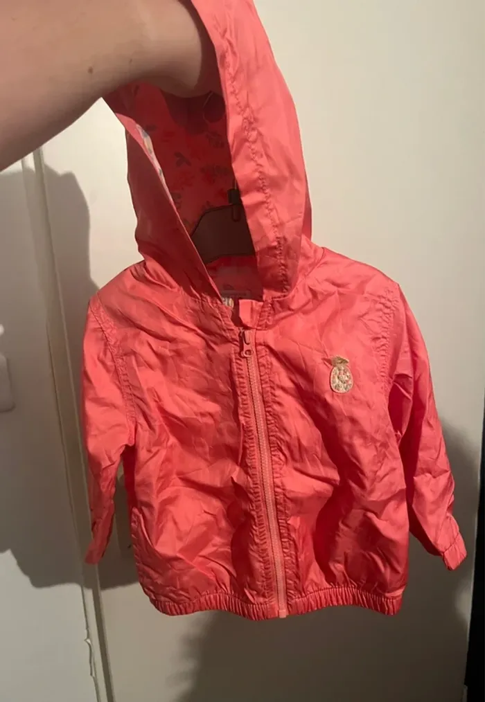 Très belle veste coupe vent pour petite fille