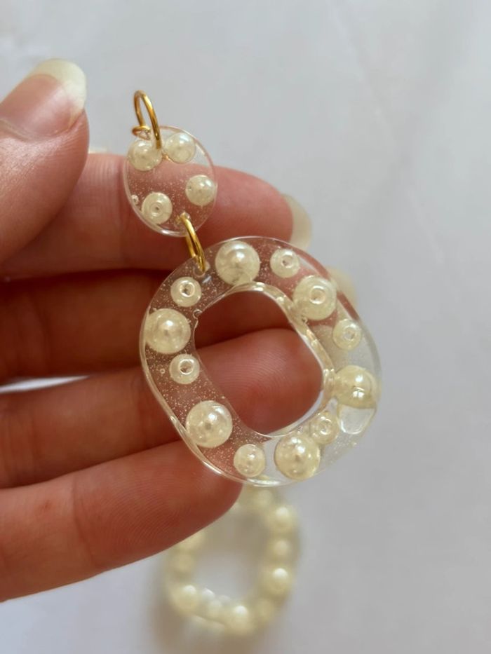 Boucles d’oreilles fait main pendante semi longue à perle résine epoxy acier inoxydable - photo numéro 4