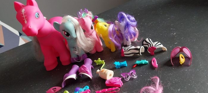 Lot de 5 poneys avec accessoires