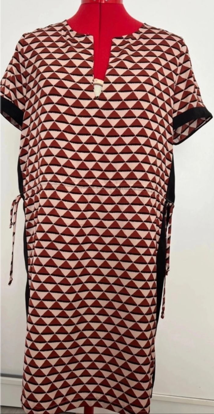Robe droite imprimé graphique beige bordeaux noir à ceinturer Scotch and Soda - photo numéro 6