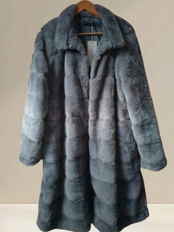 Manteau fausse fourrure.