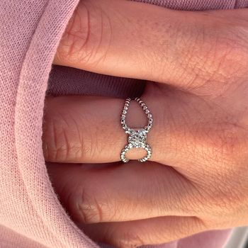Bague réglable avec ses strass en acier inoxydable argenté et hypoallergénique