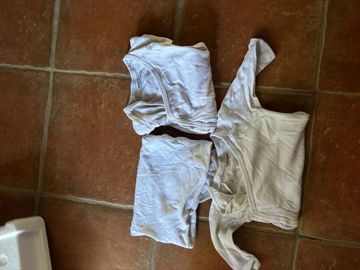 Lot bodies 12 mois