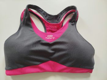 Brassière de sport femme de marque kalenji couleur gris et fushia . taille M
Portée une seule fois. En très bon état.