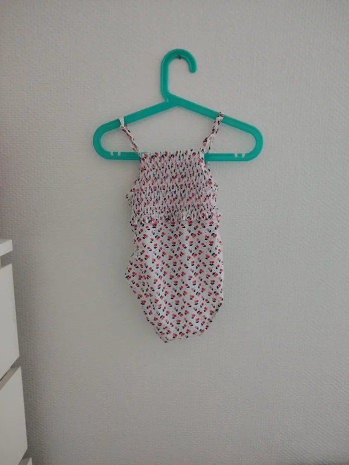 Maillot de bain cerise neuf taille 5 ans - photo numéro 2