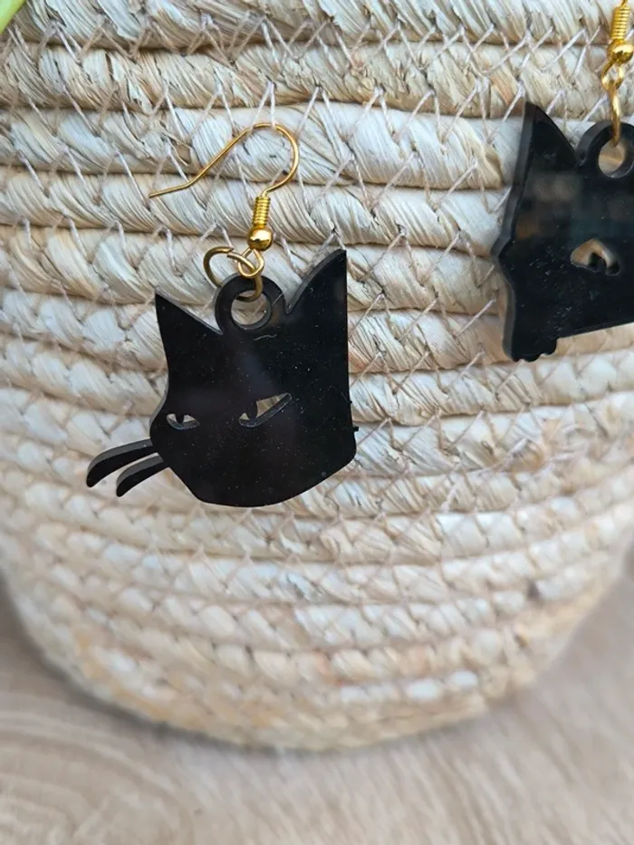 Boucles d'oreilles asymétriques silhouette chat 🐱