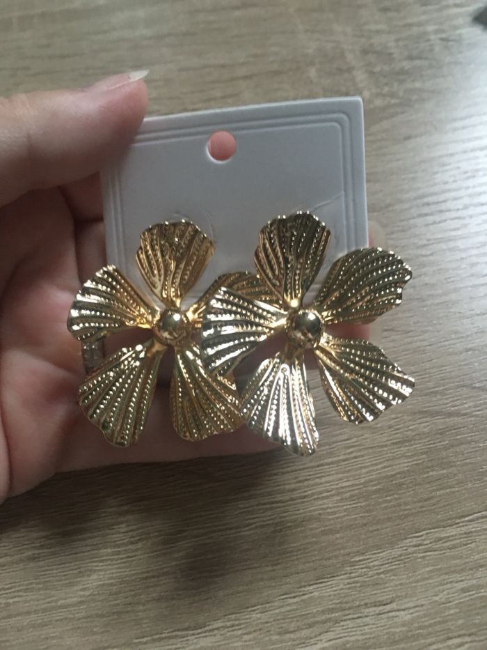 Boucles d’oreilles NEUVES pour femme en forme de fleurs 🌼 couleur doré - photo numéro 4