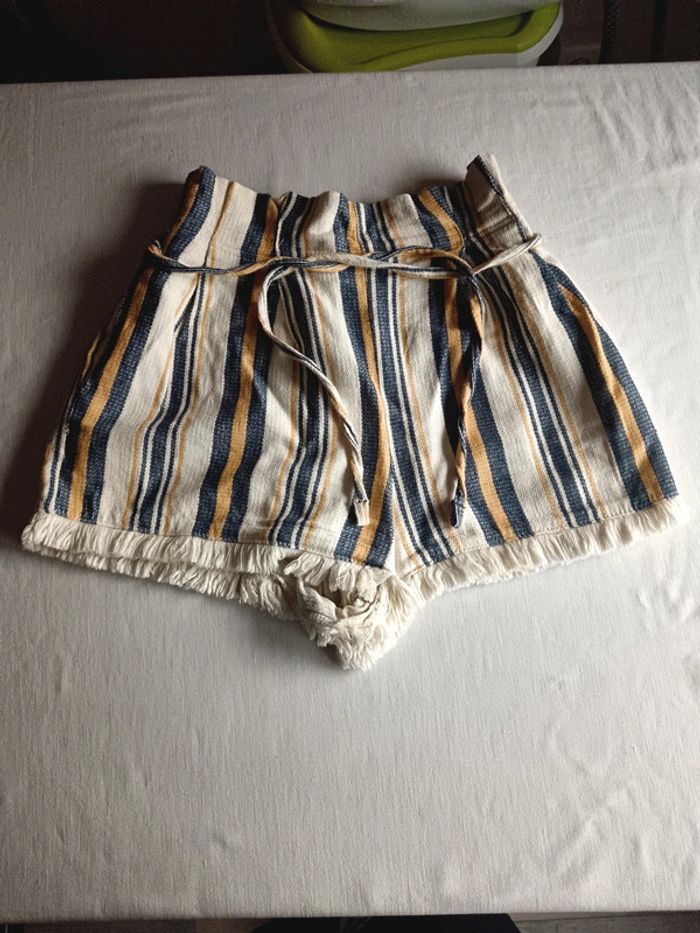 Short Bershka taille S (36)