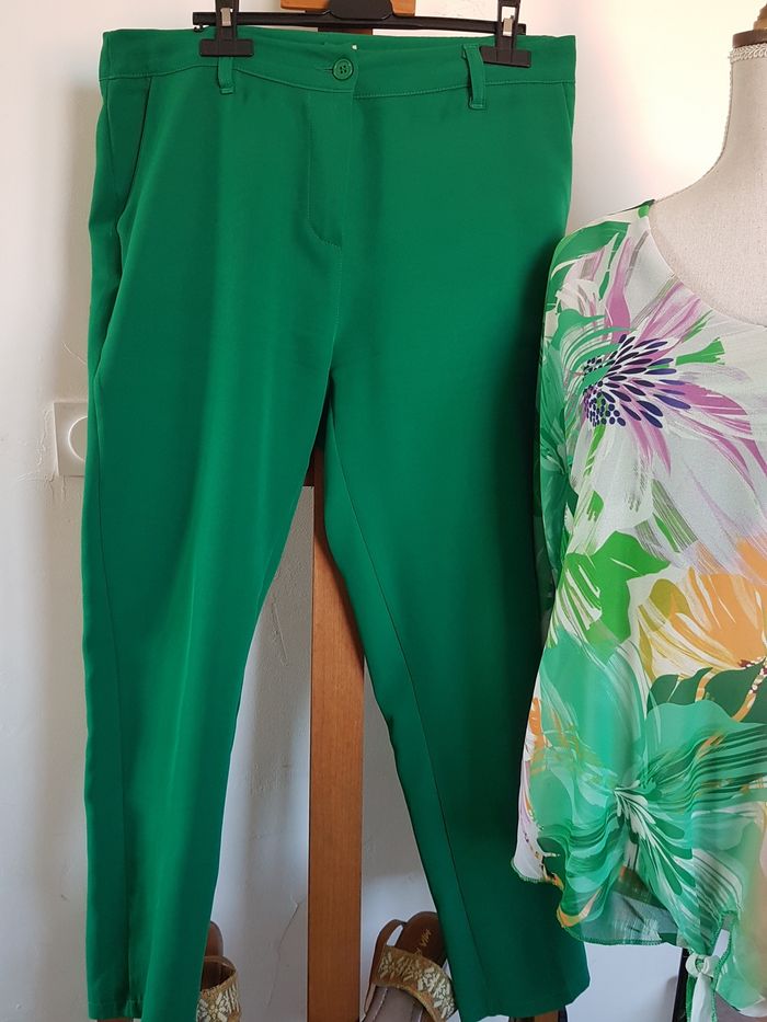 Pantalon femme vert. Actuelle. Taille 42, 86cm de tour de taille, 92cm de haut.