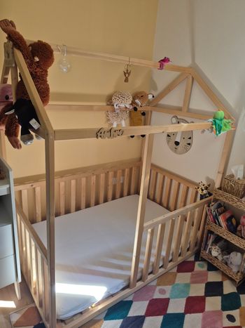 Lit  cabane pin massif + sommier + matelas