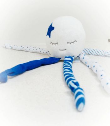 Petite peluche plush Teddy doudou pieuvre poulpe bleu blue blanc white biolane étoile tissu