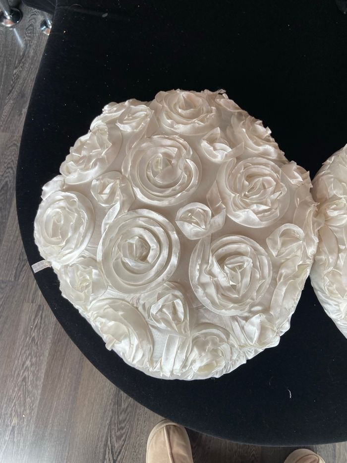 Lot de 2 coussins rond blanc effet fleur satiné - photo numéro 2