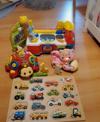 Lot jouets bébé