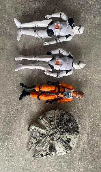 Lot de 4 figurines Star wars en plastique.