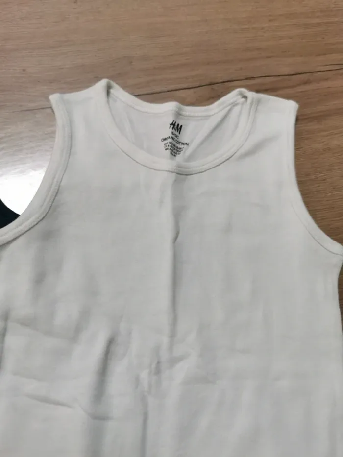 Deux débardeurs 8 ans - photo numéro 3