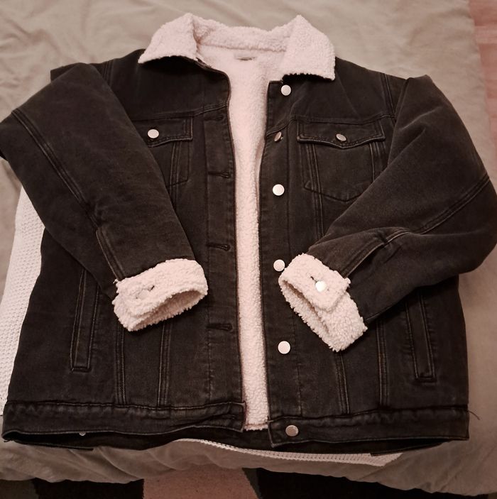 Veste en jeans noire, molletonnée à l'intérieur,  taille unique