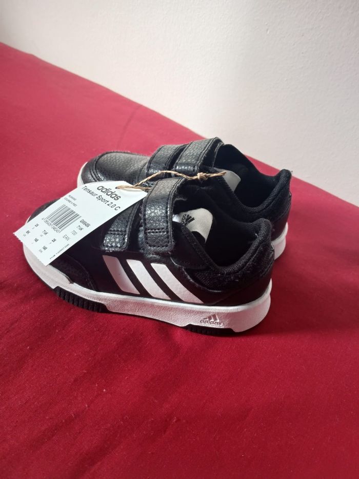 Adidas pratiquement neuf , porté une fois