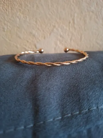Bracelet jonc torsadé ouvert en métal doré
