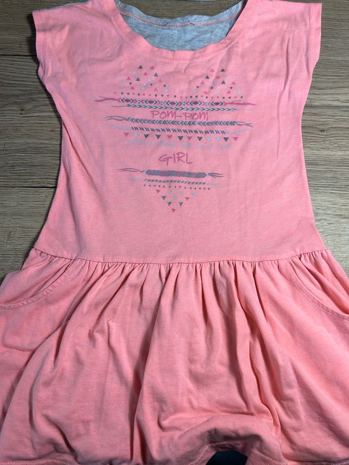 Robe grise et rose