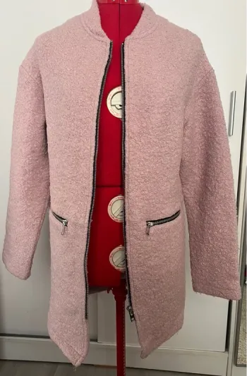 Manteau bouclette rose pale Bershka