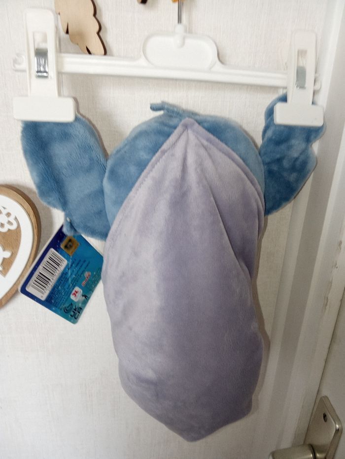 Peluche, doudou stich bleu neuf étiquette mouchoir fleur rouge, blanc, scratchs - photo numéro 4
