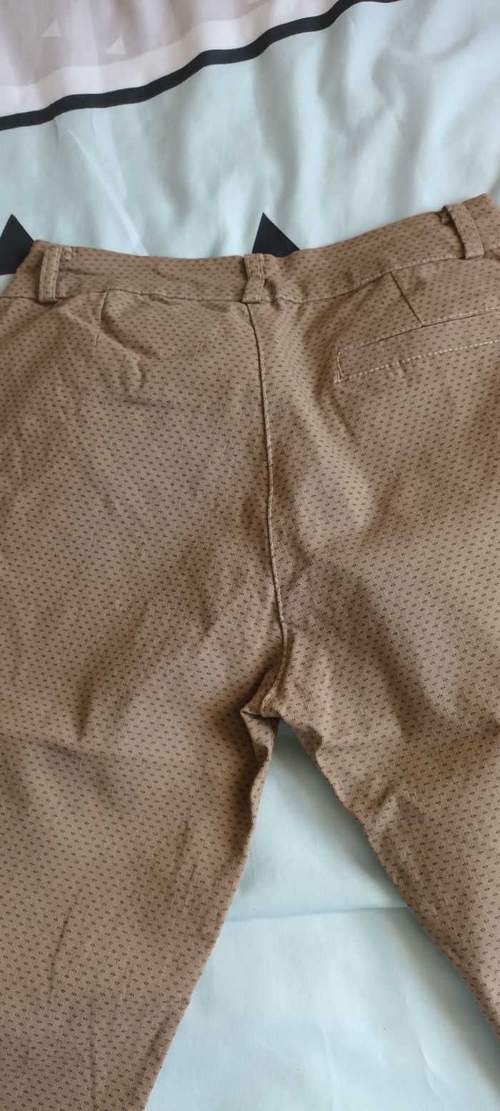 Pantalon beige à petits motifs