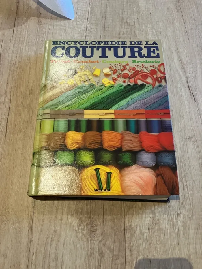 Livre encyclopédie de la couture