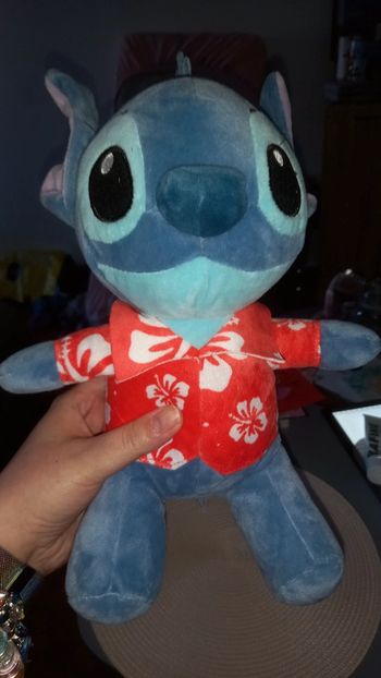 Peluche stitch en tenue hawai