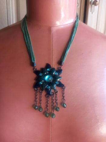 Collier avec pendentif fleur vert et bleu